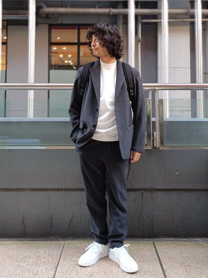 グレーのカジュアルセットアップコーデ