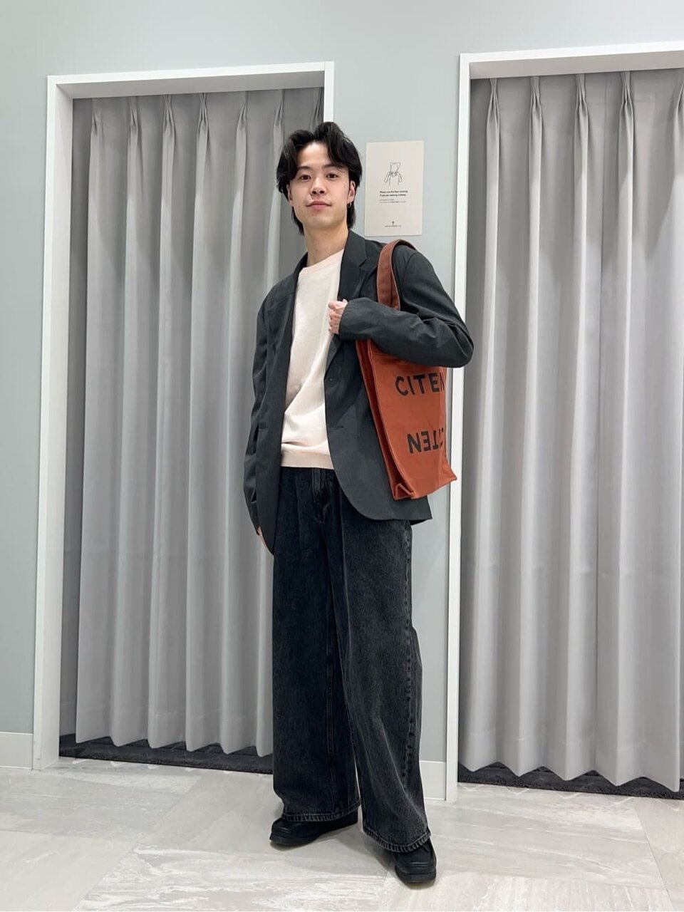 カシミヤニットにグレージャケットをあわせたコーデ