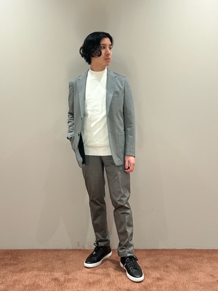 白のニット×グレージャケットのセットアップコーデ