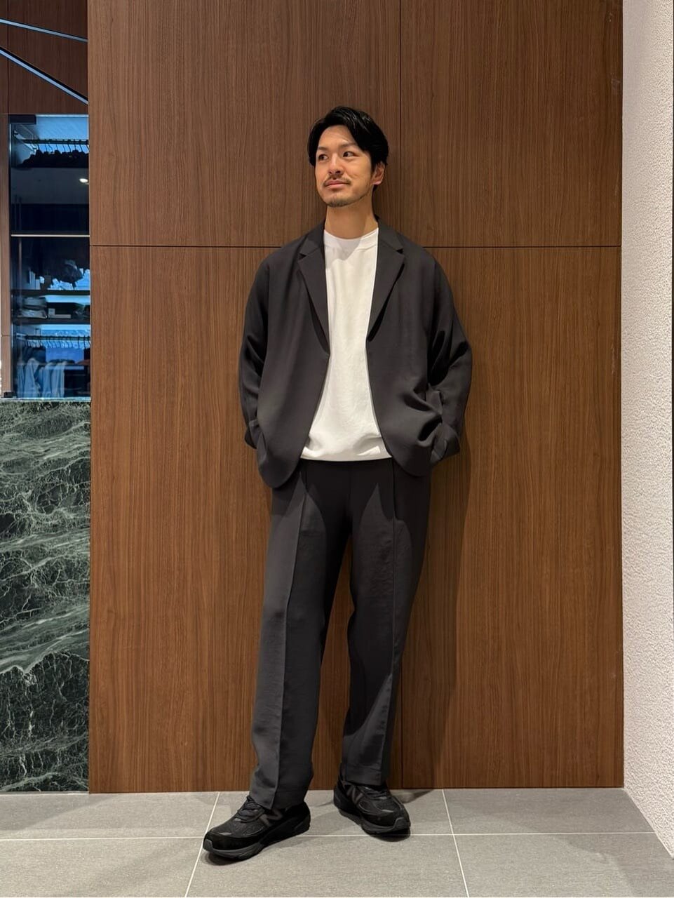 ダークグレーのセットアップコーデ