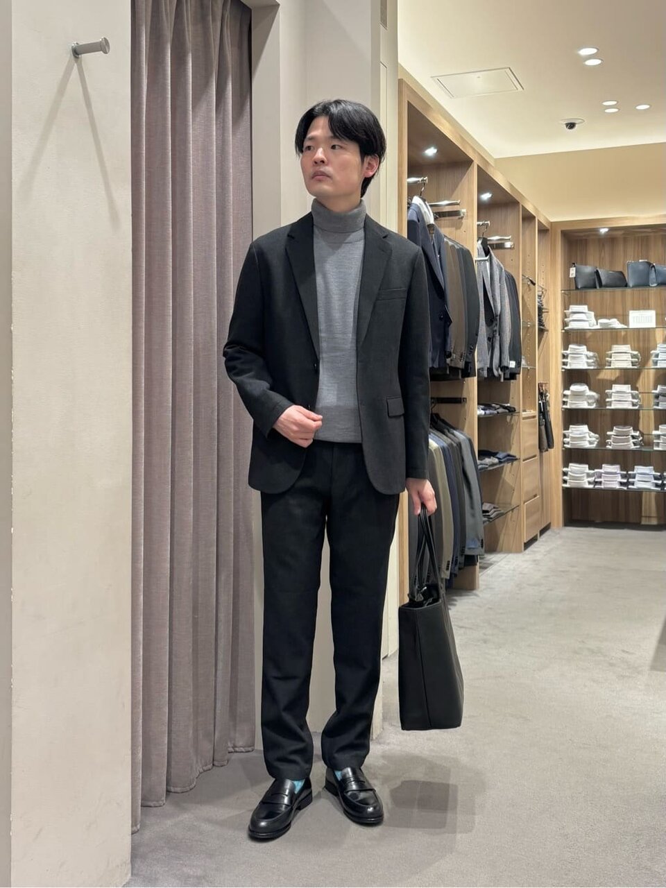 タートルニットをインナーにしたビジネスコーデ