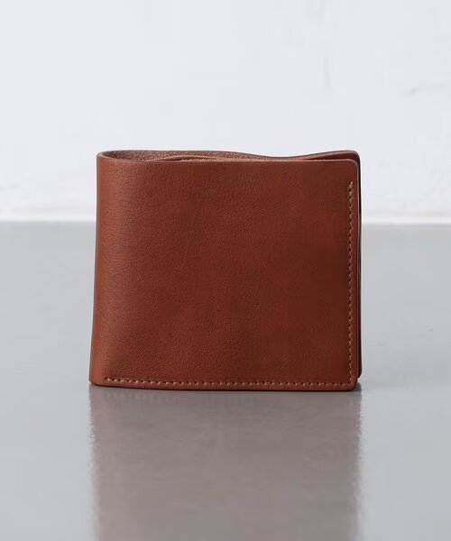 ブラウンのシンプルな二つ折り財布