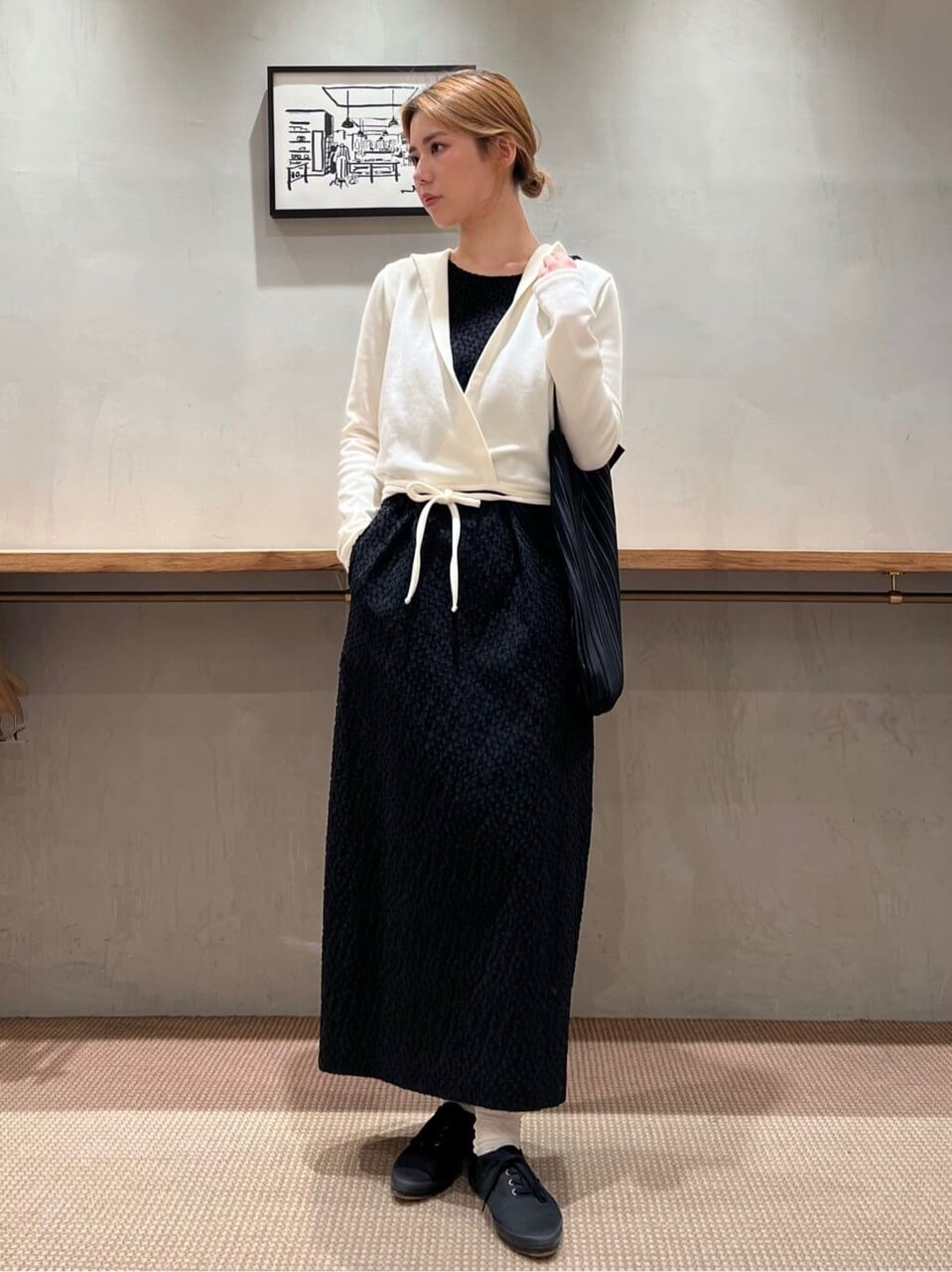 ジャガードワンピースと黒のスニーカーのきれいめコーデ