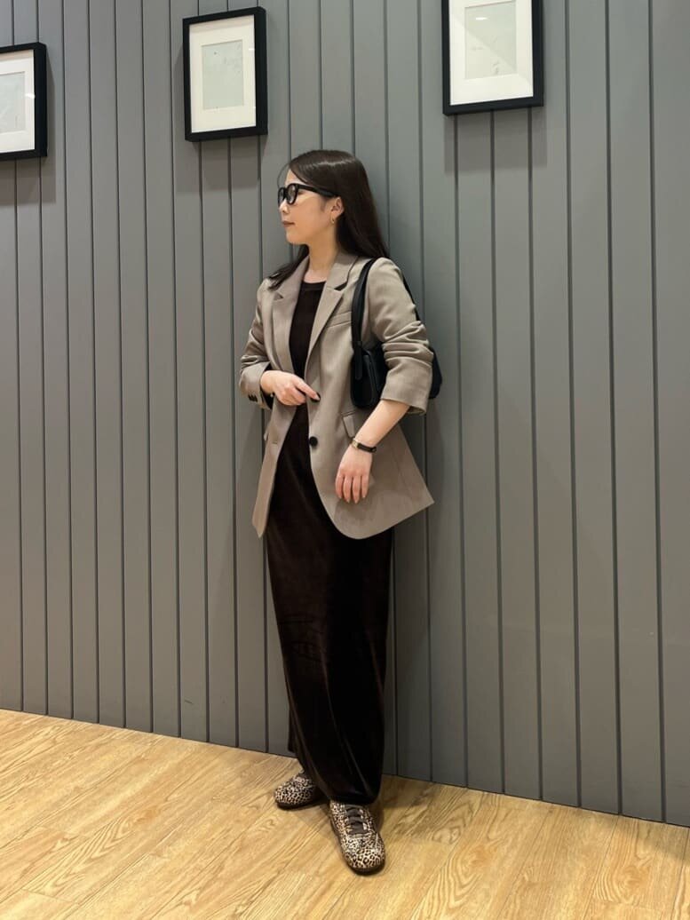 ベロアワンピースとレオパード柄のスニーカーのきれいめコーデ