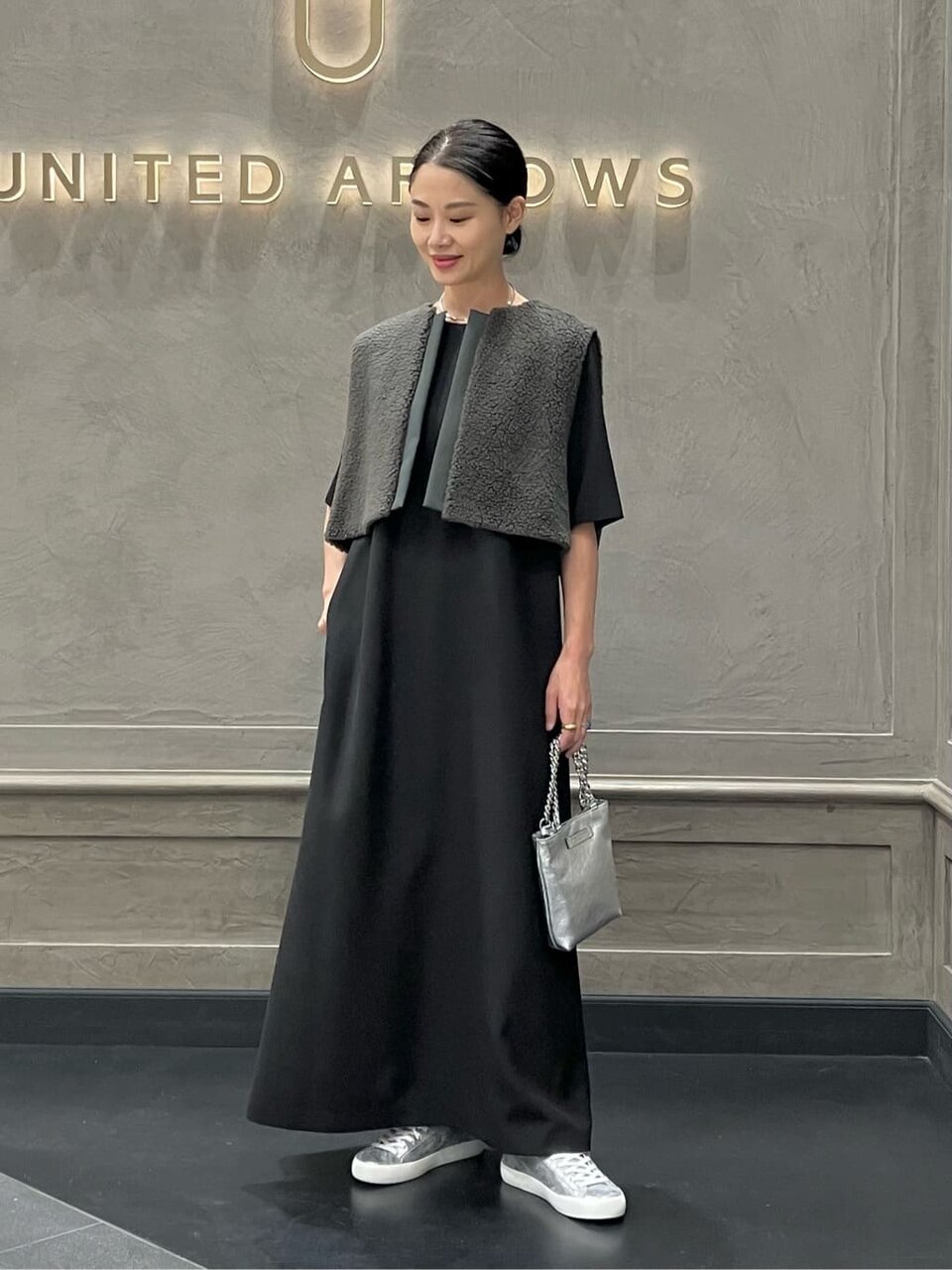 5分袖ワンピースとシルバーのスニーカーのきれいめコーデ