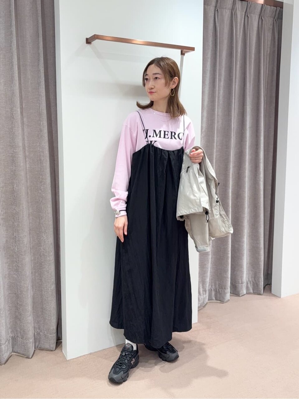 キャミソールワンピースと黒のスニーカーのカジュアルコーデ