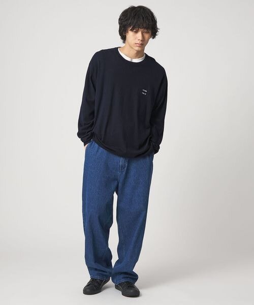 ニット×デニムパンツの男性