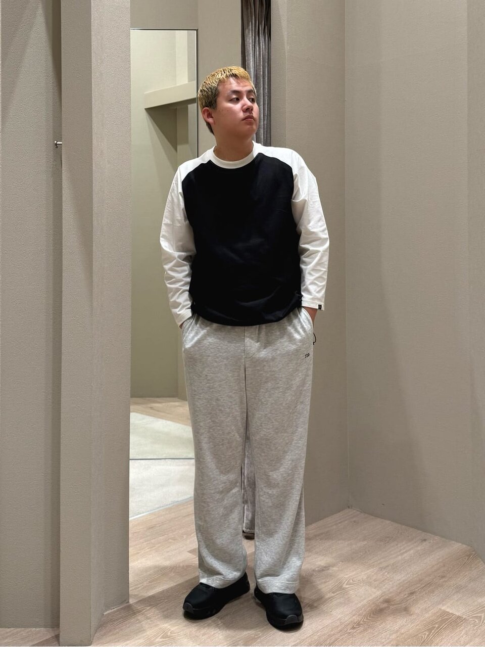 ロングスリーブTシャツ×スウェットパンツのコーデ