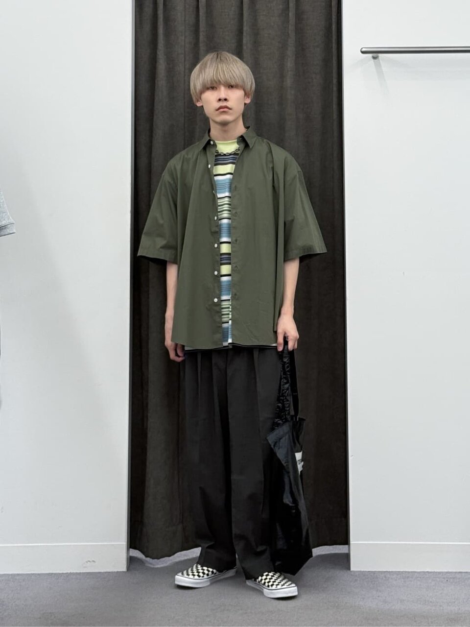 シャツ×イージーパンツ