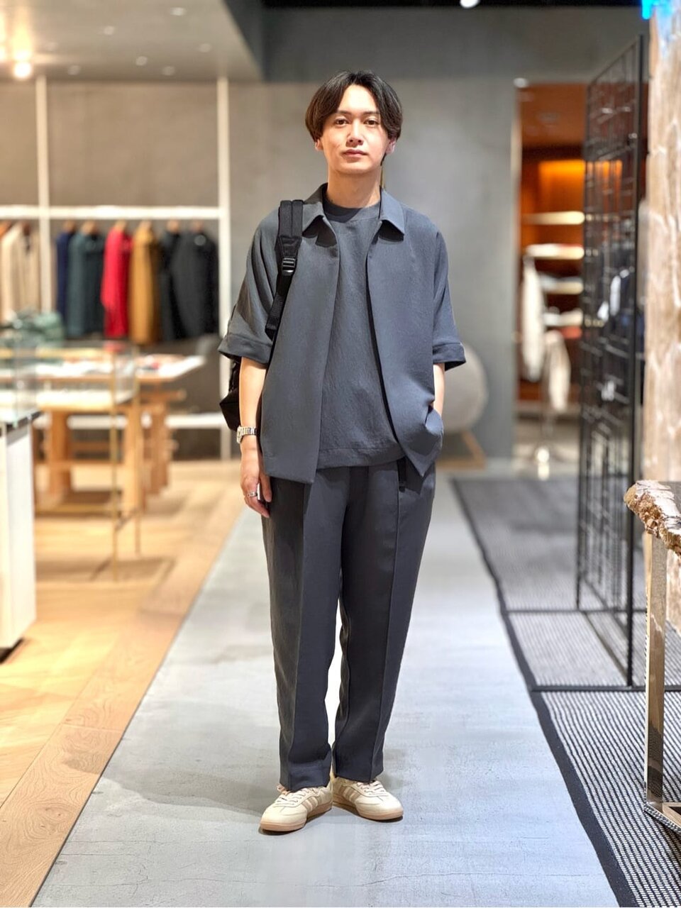 コーチシャツ×イージーパンツのコーデ