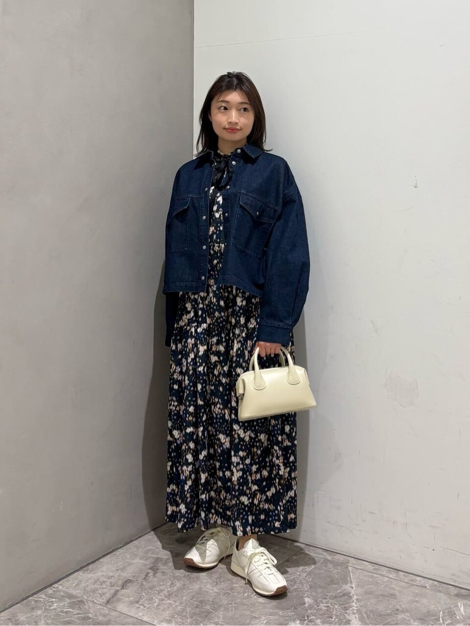 花柄ワンピースと白のスニーカーのカジュアルコーデ