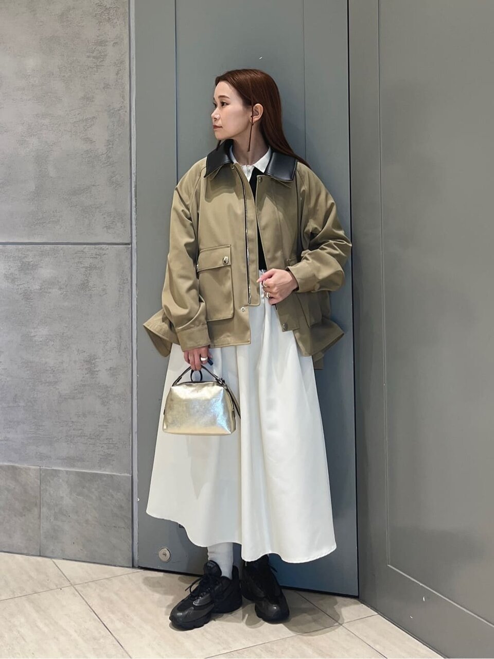 ポロワンピースと黒のスニーカーの30代コーデ