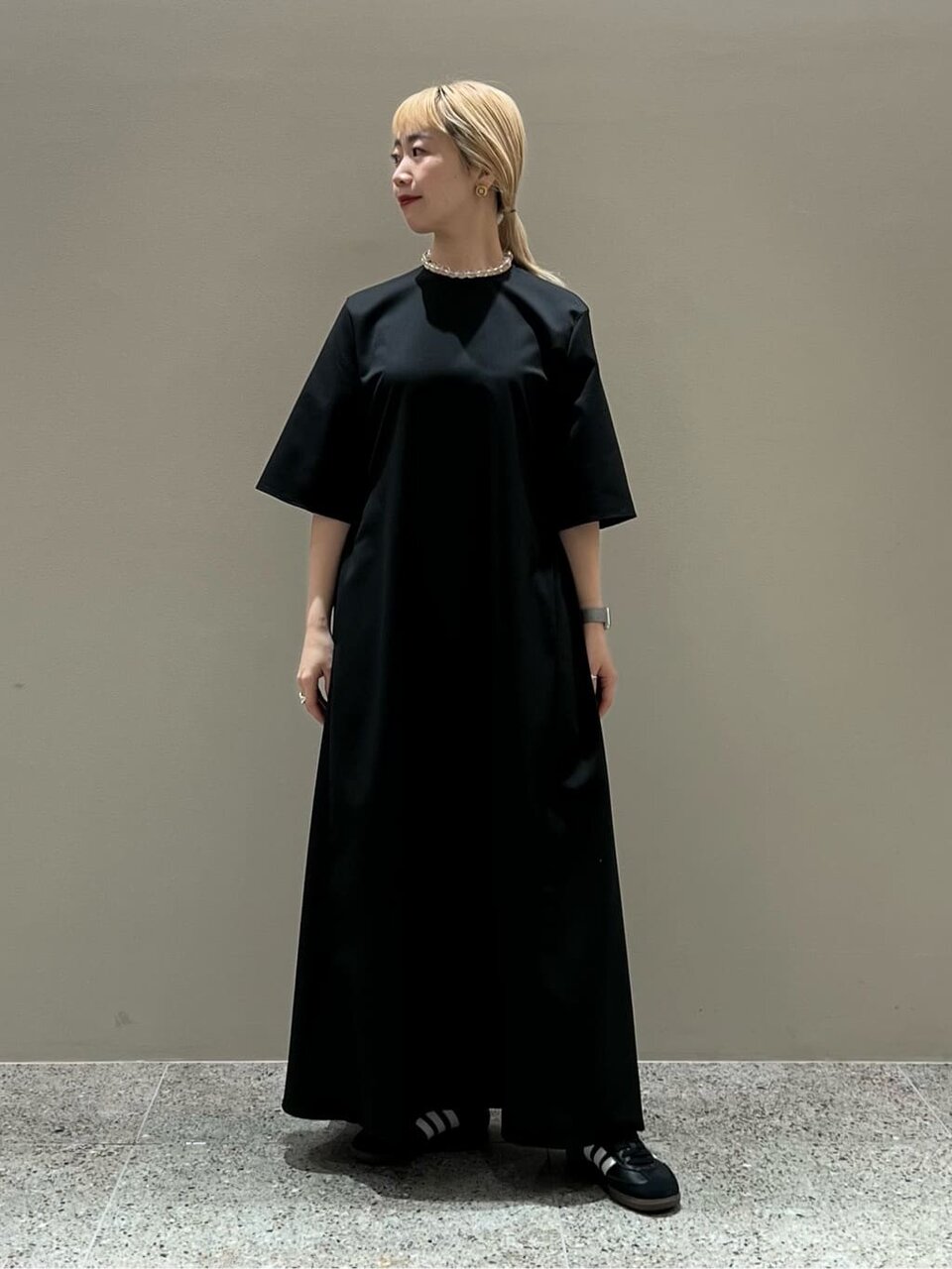 ショートスリーブワンピースと黒のスニーカーの30代コーデ