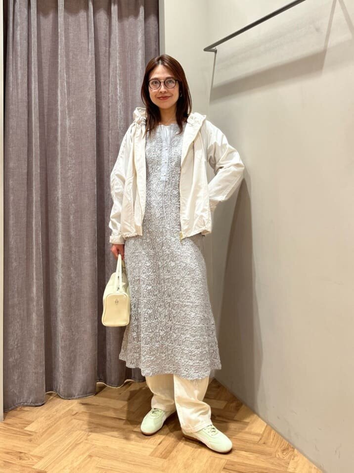レースワンピースとライムカラーのスニーカーの30代コーデ
