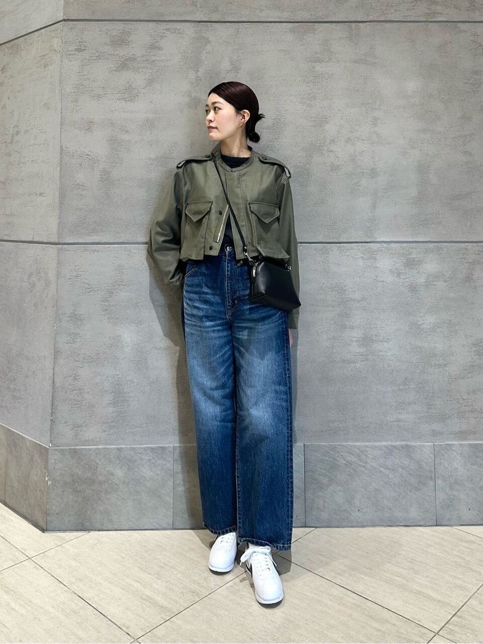 ミリタリージャケット×デニムパンツのコーデ