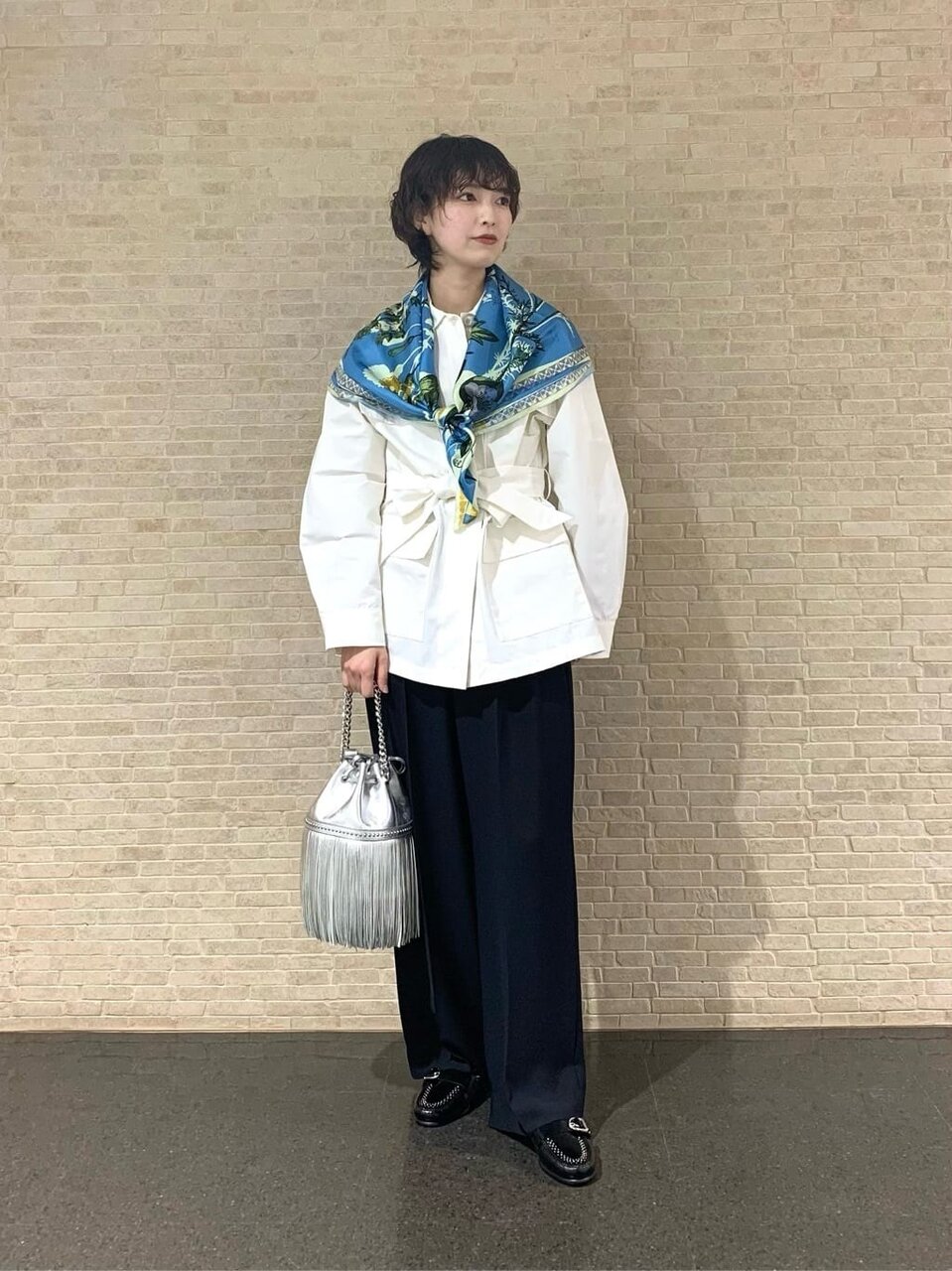 ベルテッドコート×スカーフのコーデ