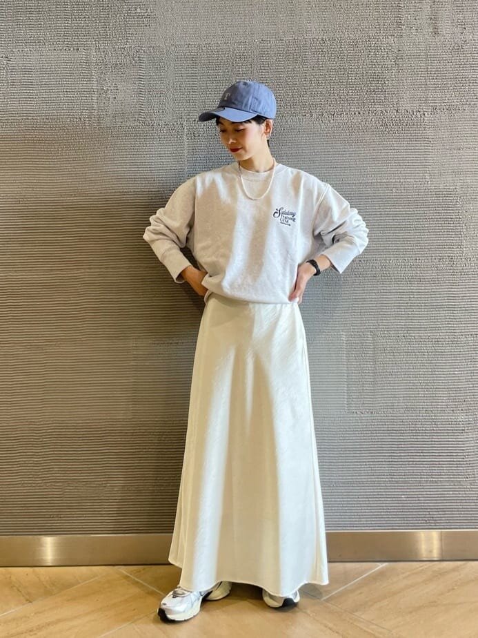 スウェット×サテンスカートのコーデ