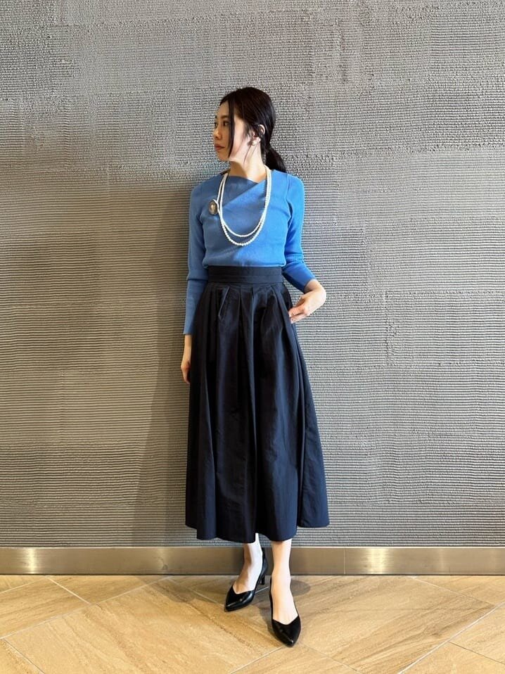 リブニット×フレアスカートのコーデ