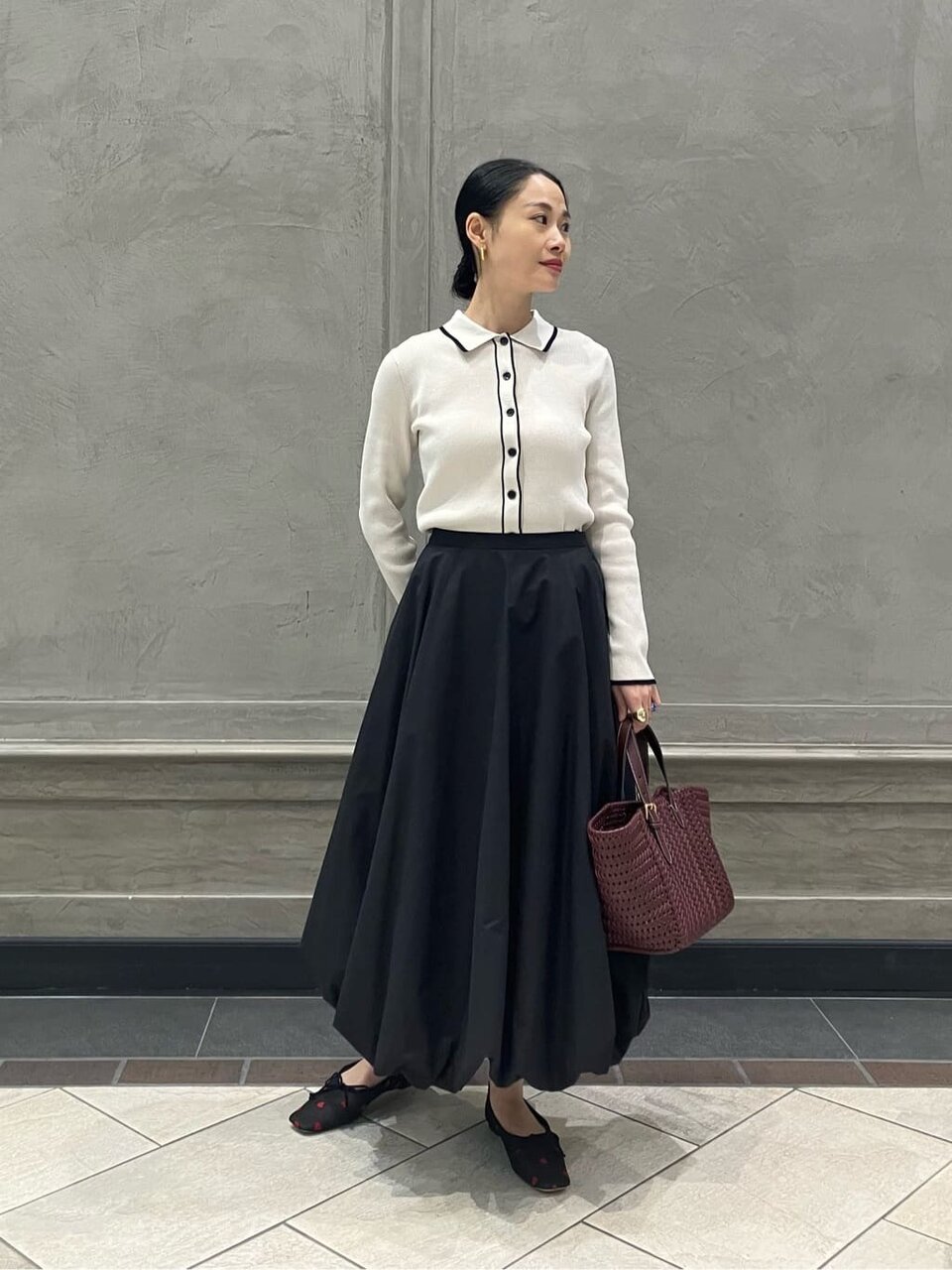 リブニットカーディガン×バルーンスカートのコーデ