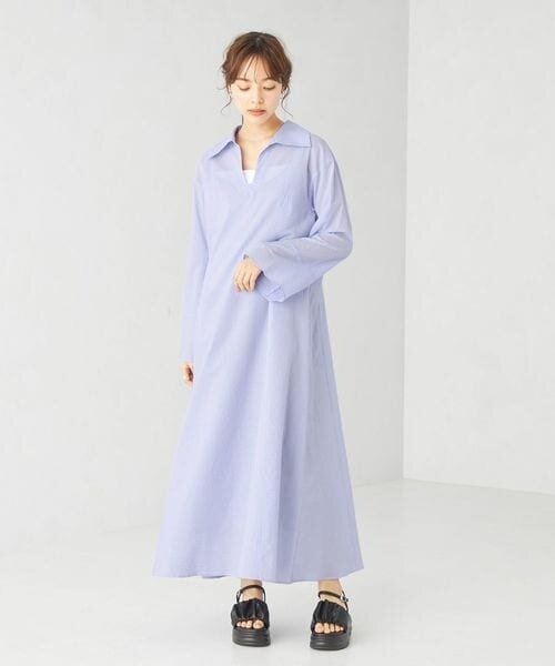 ロングシャツワンピースを着用した女性