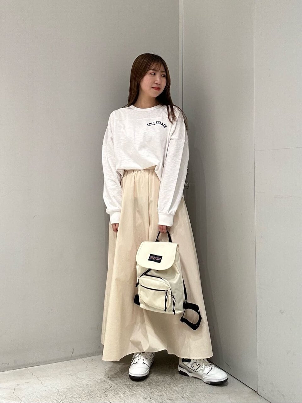 フットボールTシャツ×マキシ丈スカートのコーデ