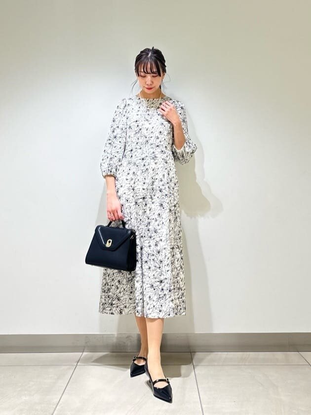 ジャカードワンピース×パンプスのコーデ