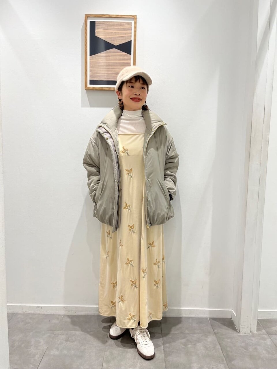 キャミソールワンピースとベージュのスニーカーの40代コーデ