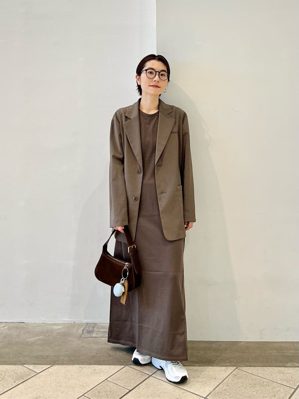 ティアードワンピースと白のスニーカーの40代コーデ