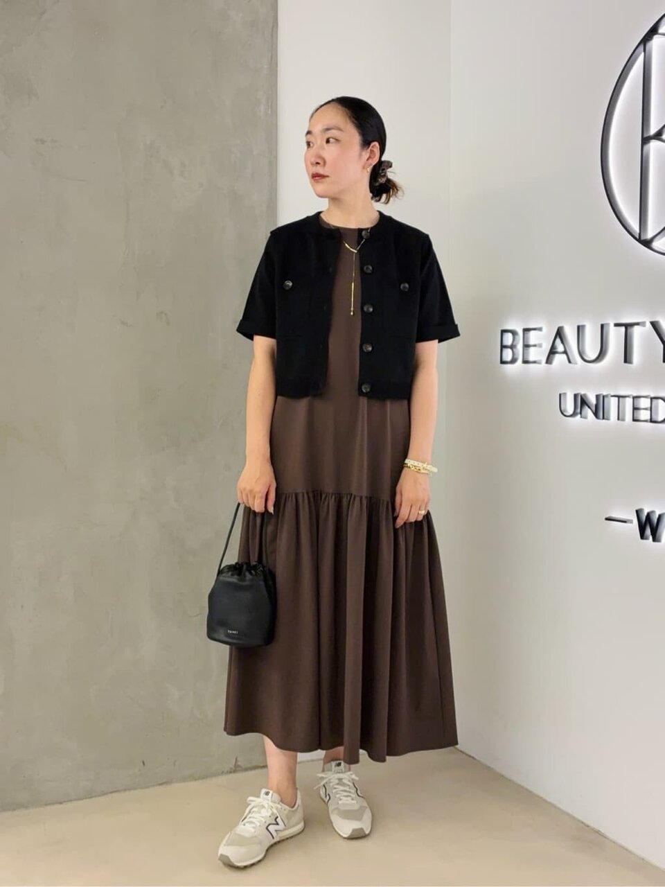 フレアワンピースとナチュラルカラーのスニーカーの40代コーデ