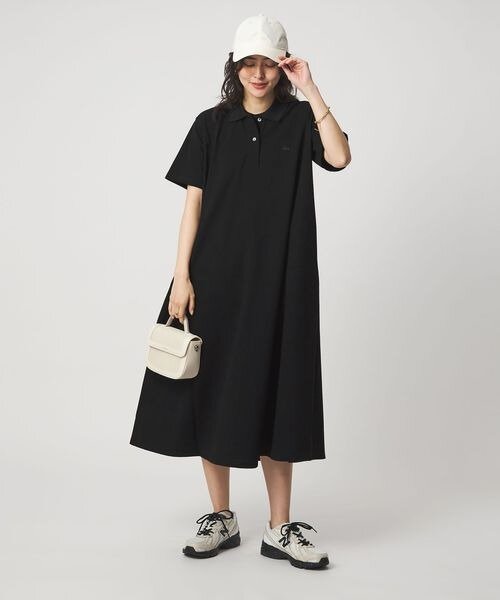 ポロワンピースにスニーカーをあわせたコーデ