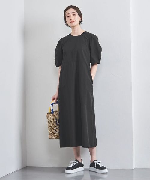 ローテクスニーカーにワンピースをあわせたコーデ