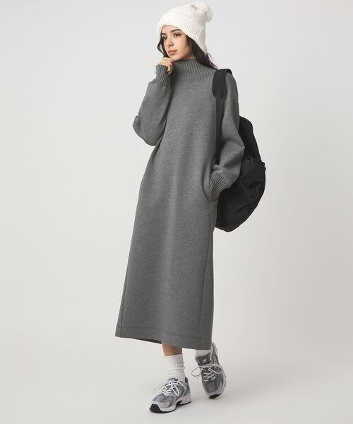 ワンピースとスニーカーに靴下をあわせたコーデ