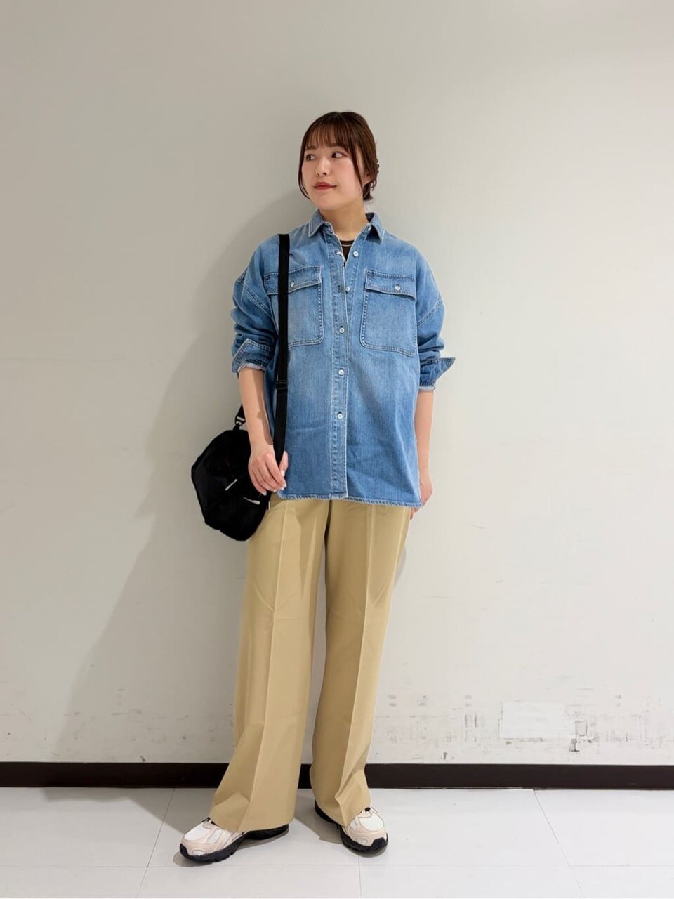 デニムシャツ×ベージュのワイドパンツのコーデ