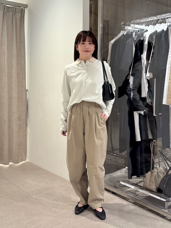 ライトブルーのポロシャツ×ベージュのカーブパンツのコーデ