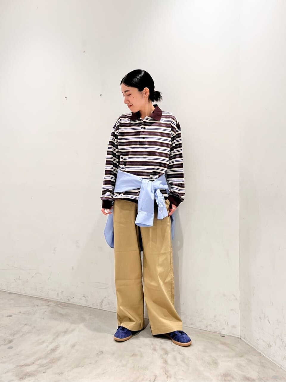 ブラウンのポロシャツ×ベージュのベイカーパンツのコーデ