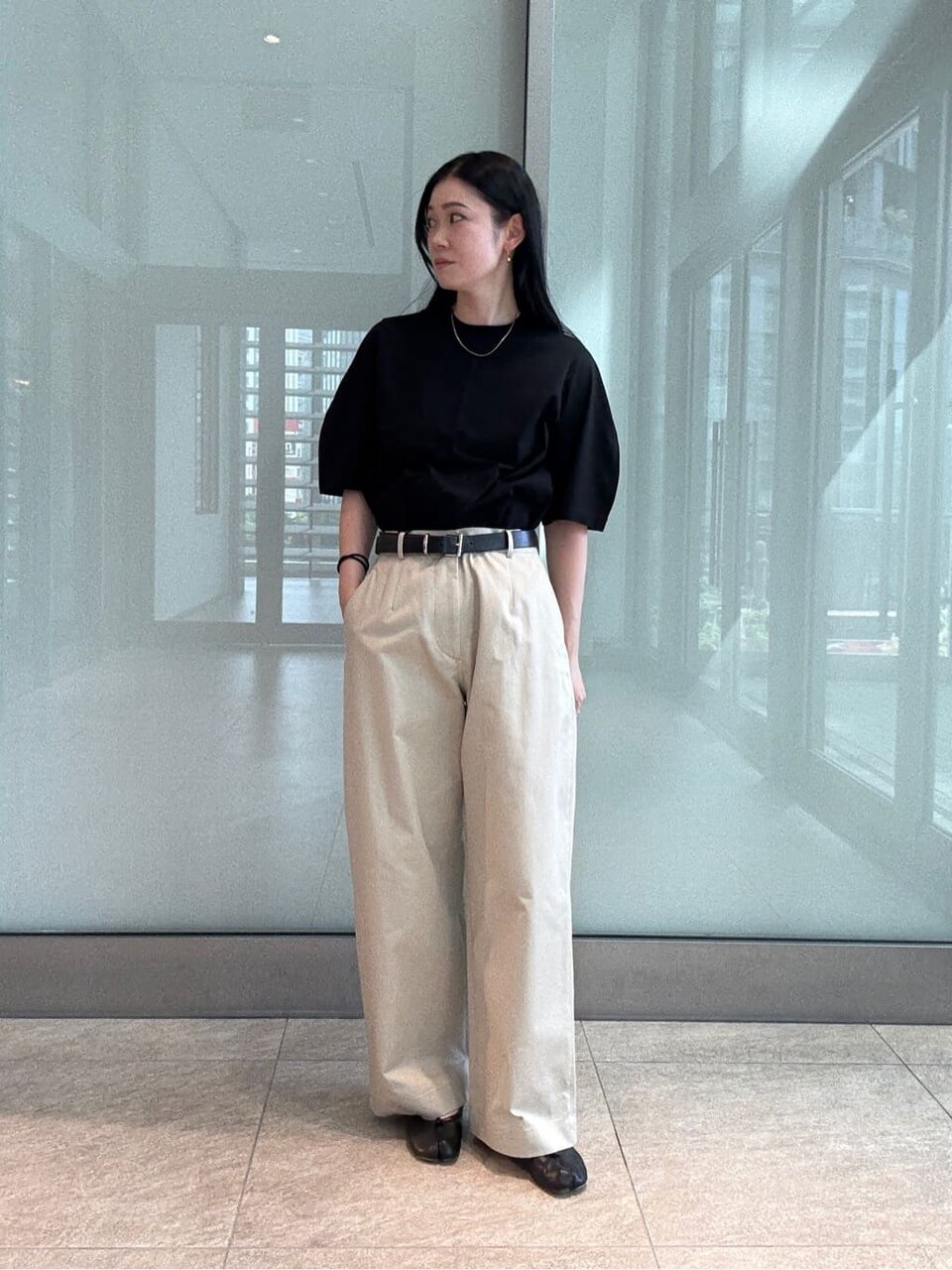 黒のTシャツ×ベージュのチノパンツのコーデ