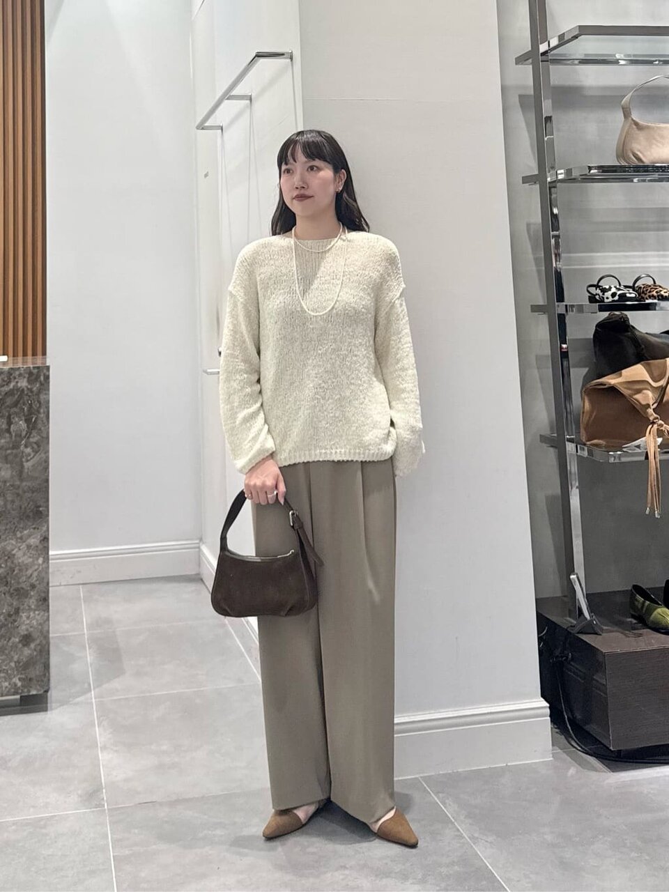 オフホワイトのニット×ベージュのストレートパンツのコーデ