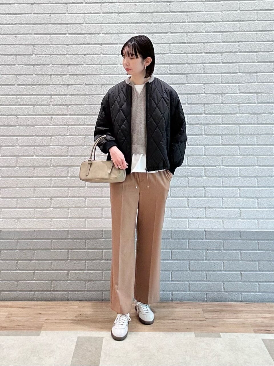 黒のキルティングブルゾン×ベージュのフレアパンツのコーデのコーデ