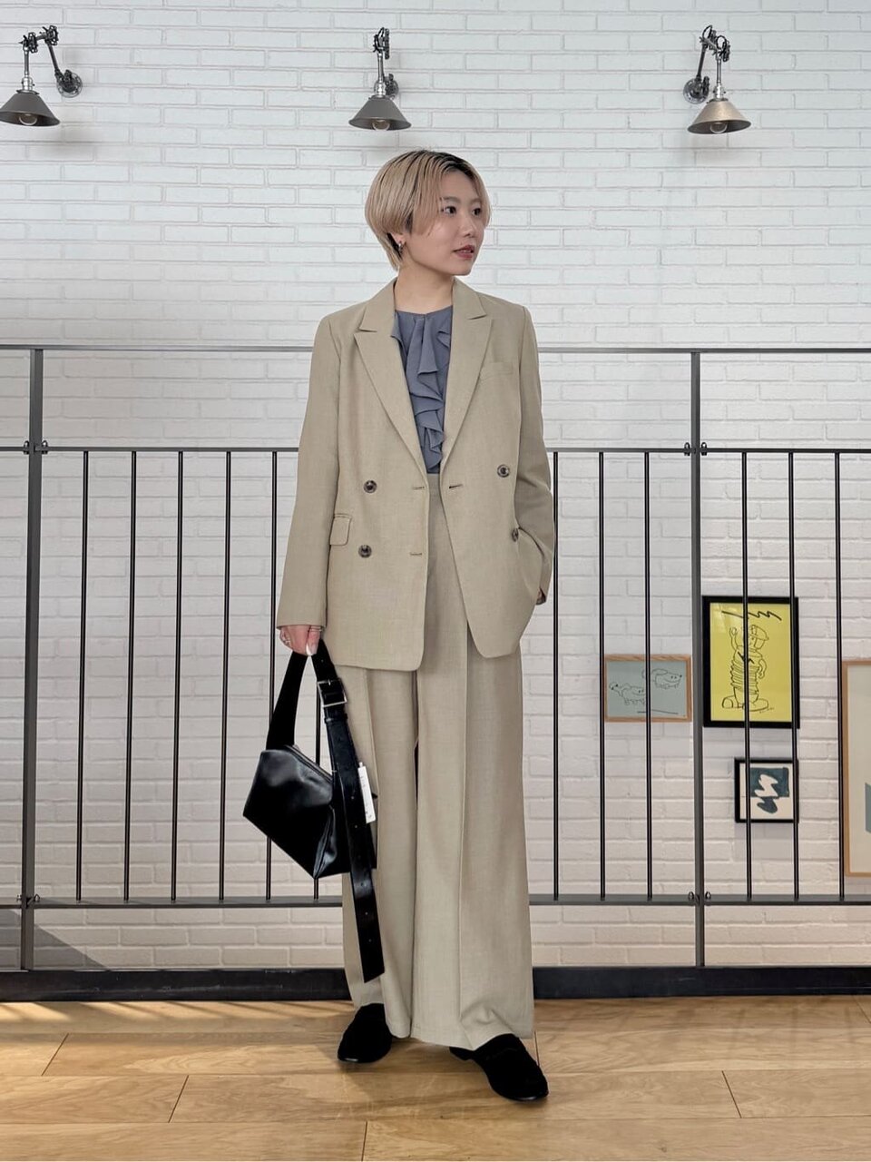 ダブルジャケットとワイドパンツのオフィスカジュアルコーデ