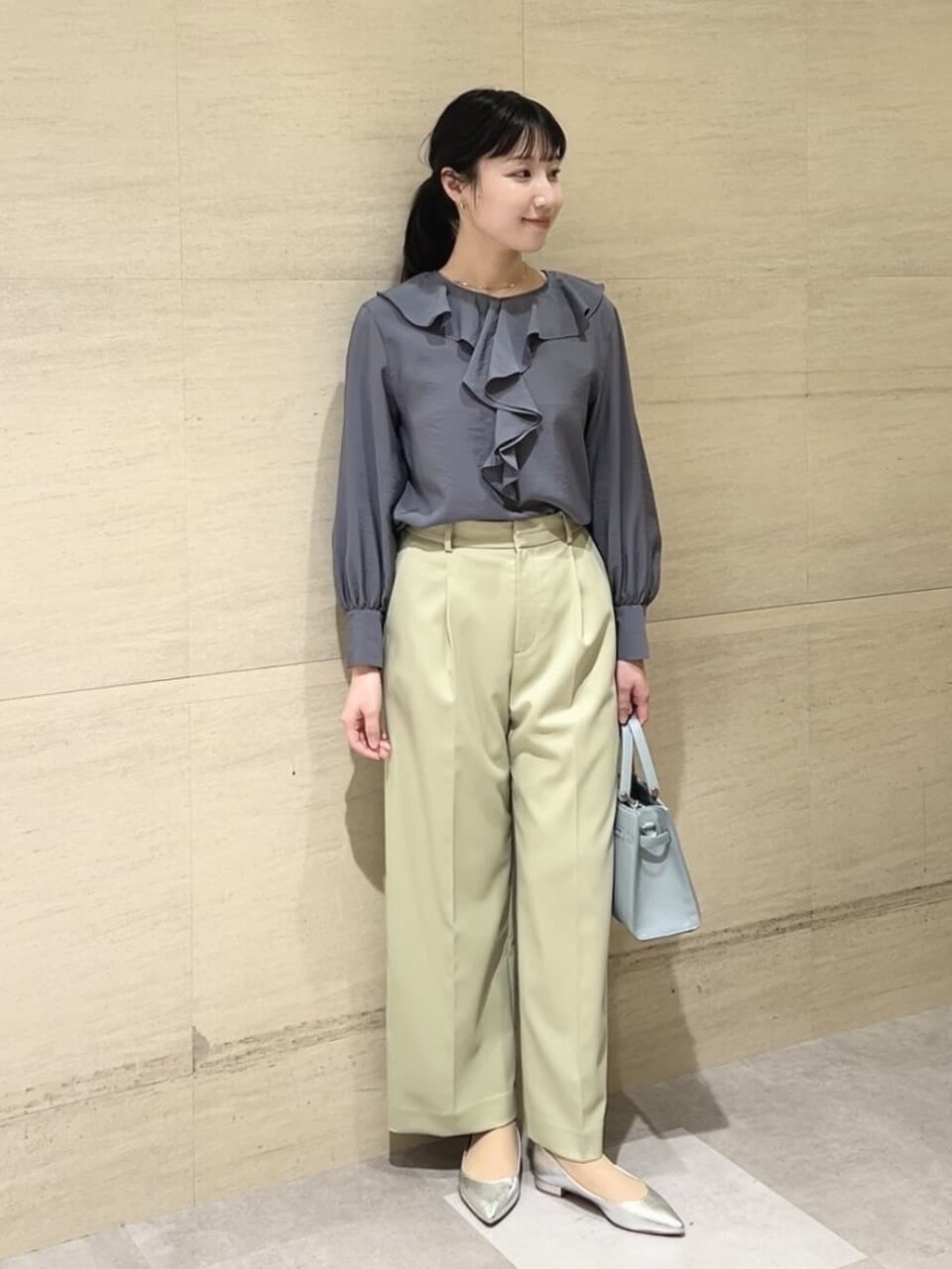 ラッフルブラウスを使ったオフィスカジュアルコーデ