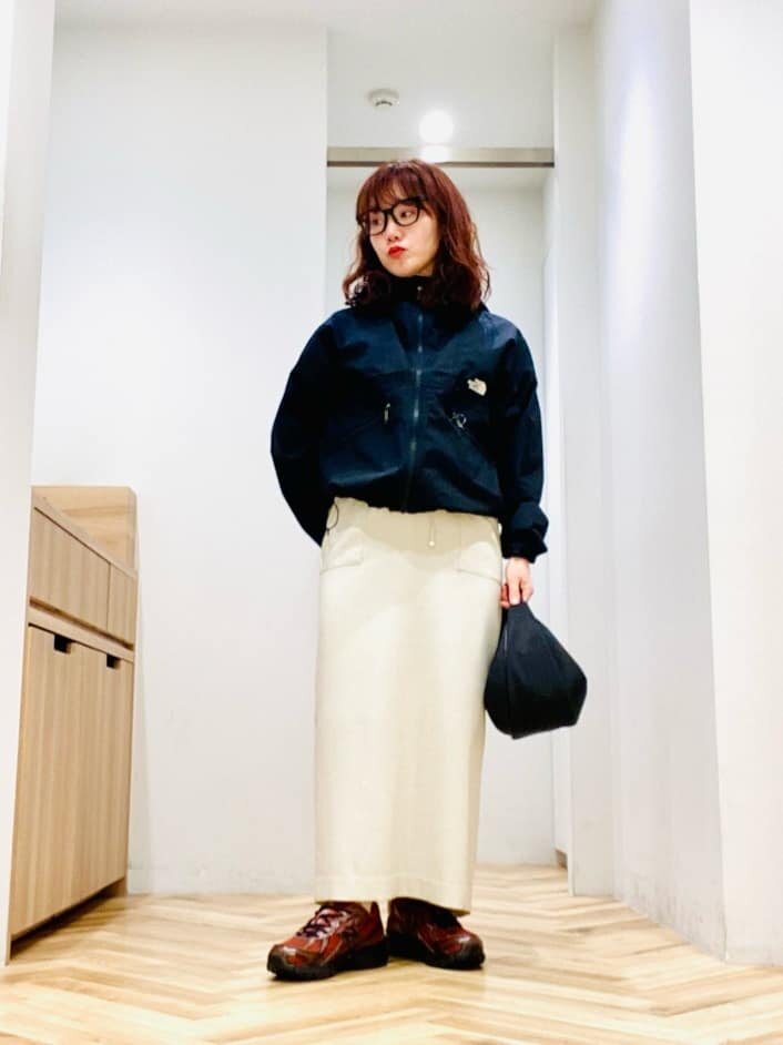 ナイロンジャケットとタイトスカートの40代春コーデ