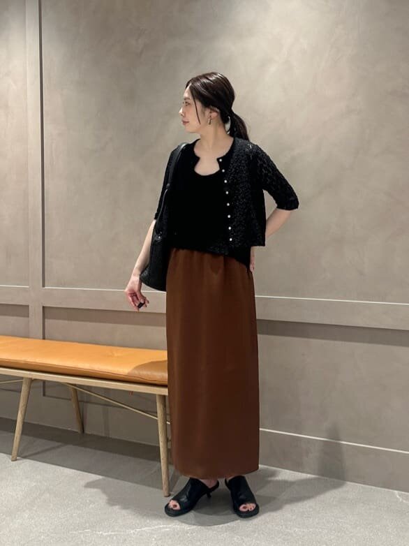 カーディガンとタイトスカートの40代夏コーデ