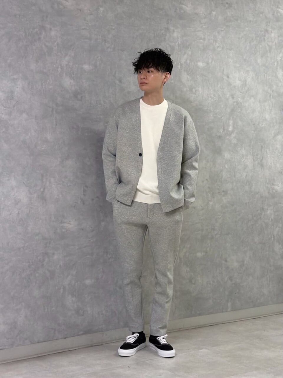 カーディガン×スラックスのコーデ