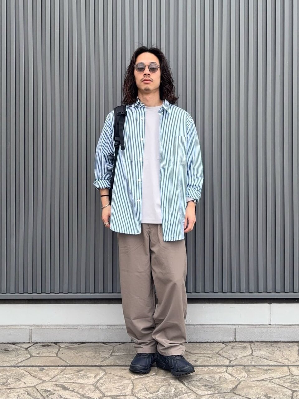 ストライプ柄シャツ×ワイドパンツのコーデ