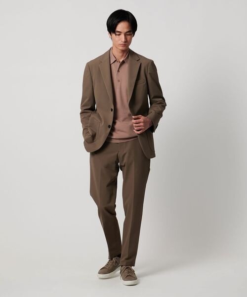 スーツにポロシャツを着た男性