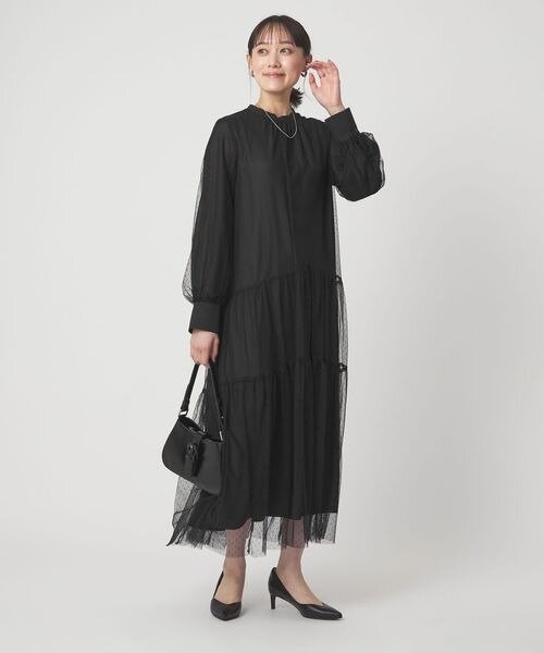 黒のパンプスを履いた女性