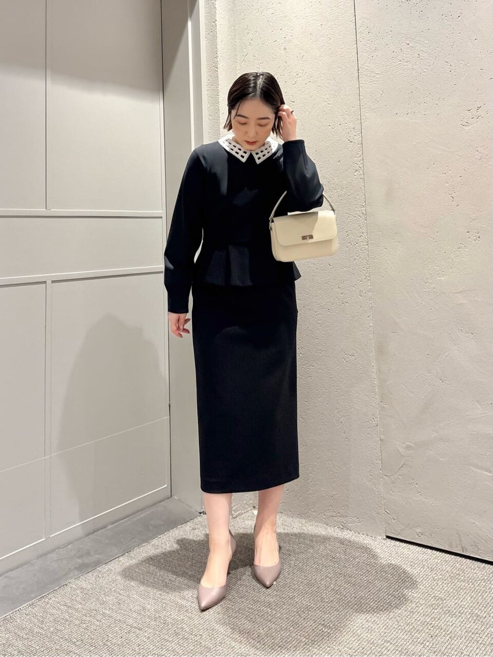 ネイビーのドレス×ベージュのヒールパンプスのコーデ