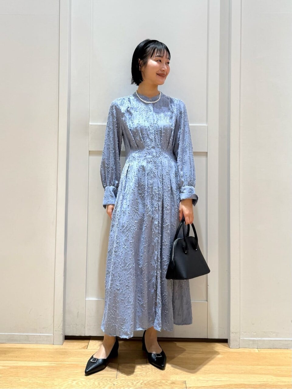 ライトブルーのドレス×黒のヒールパンプスのコーデ