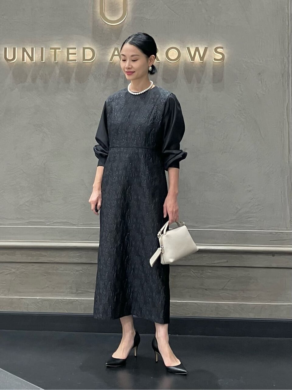 グレーのワンピース×黒の靴のコーデ