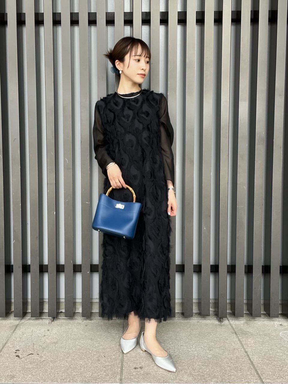 黒のドレス×シルバーのフラットシューズのコーデ